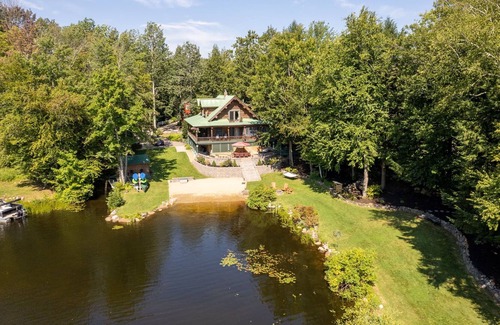 Farmington Casa | GORGEOUS log home with hot tub and private beach on peaceful Baxter Lake in NH