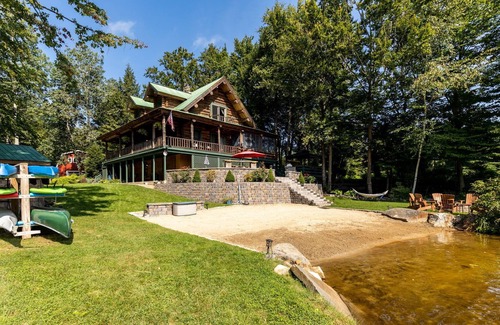 Farmington Casa | GORGEOUS log home with hot tub and private beach on peaceful Baxter Lake in NH