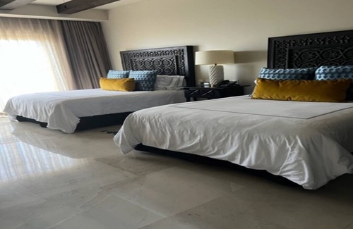 Los Cangrejos II y III Complejo | Gorgeous, Luxurious 4 Bdrm Penthouse w/Oceanfront Views & Private Pool in Cabo