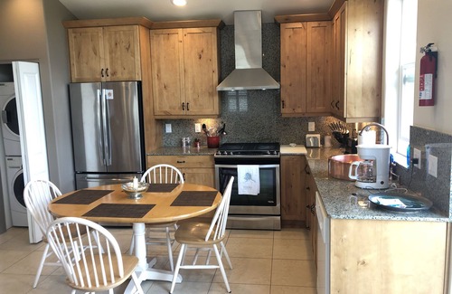 Shady Cove Apartamento | Goregous 2 Room View Apartment con entrada independiente. Duerme 2. Toda Amenitie