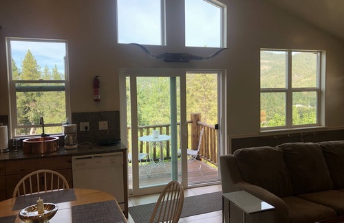 Shady Cove Apartamento | Goregous 2 Room View Apartment con entrada independiente. Duerme 2. Toda Amenitie