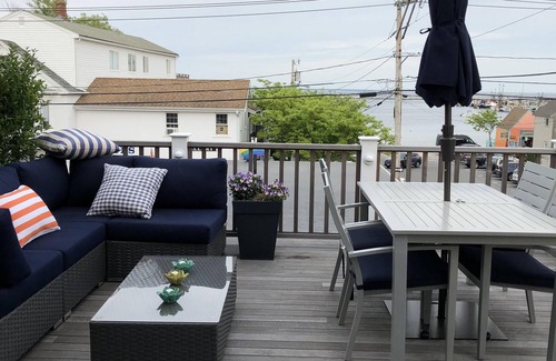 Commercial Street Casa | ¡Magnífica casa de lujo de 2bd / 2ba / 2pkg con espectacular terraza y vista!