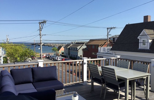 Commercial Street Casa | ¡Magnífica casa de lujo de 2bd / 2ba / 2pkg con espectacular terraza y vista!
