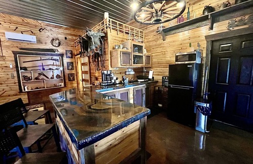 Martinsville Cabina | Gorgeous Luxury Cabin with Private Horse Stalls & Over 20 miles of trails