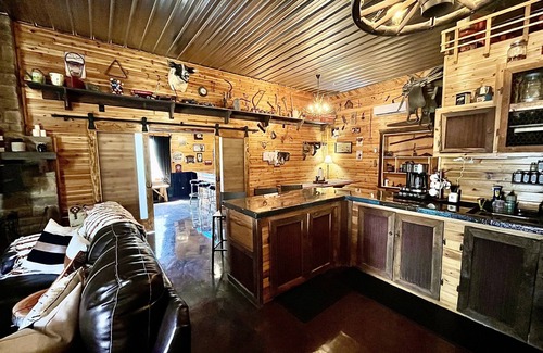 Martinsville Cabina | Gorgeous Luxury Cabin with Private Horse Stalls & Over 20 miles of trails