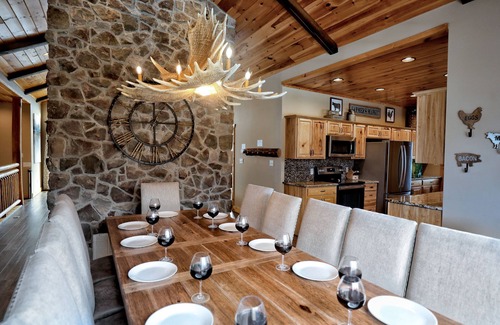 Chalet Village North Cabina | ¡NUEVA cabina de lujo 5BD / 4BA! ¡Vistas panorámicas! Teatro, fogata, ENORMES cubiertas!