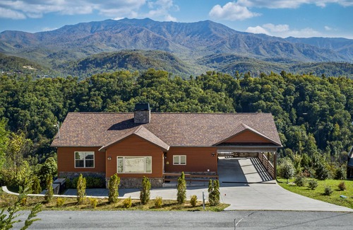 Chalet Village North Cabina | ¡NUEVA cabina de lujo 5BD / 4BA! ¡Vistas panorámicas! Teatro, fogata, ENORMES cubiertas!