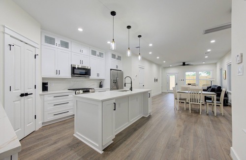 North Houston Casa | Gorgeous Luxury Villa Located in Central Houston. Near downtown & IAH