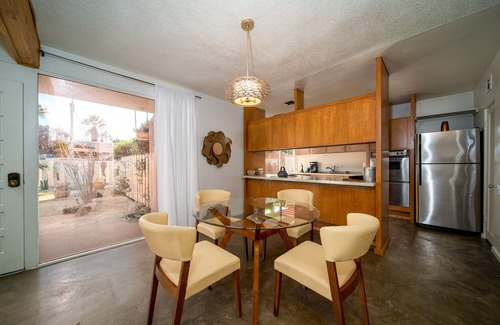 Palm Desert Cabaña | Gorgeous Mid-Century Cottage! Private Yard, Views, Fireplace, Walk to El Paseo!