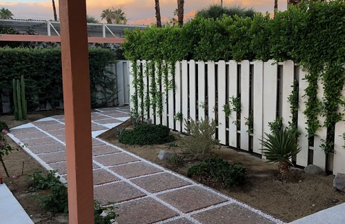 Palm Desert Cabaña | Gorgeous Mid-Century Cottage! Private Yard, Views, Fireplace, Walk to El Paseo!