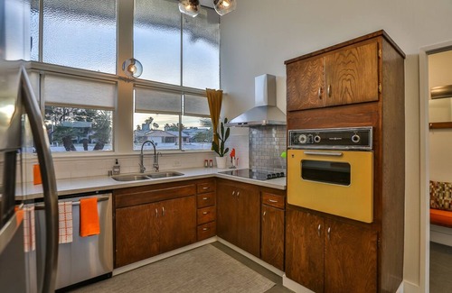 Las Vegas Casa | GORGEOUS Mid Century - Close to Strip - Golf - Views - Superhost Status - WOW