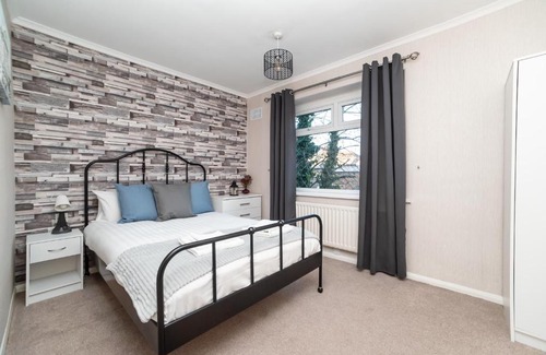 Newcastle-upon-Tyne Apartamento | Gorgeous Modern 4 bedroom house - Free Parking and Netflix by WHA for Contractors, Relocation, Business Travelers