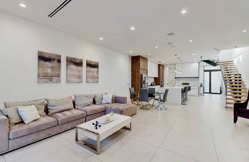 Downtown Fort Lauderdale Casa | Gorgeous modern townhome near beach with pool, patio, & W/D - dog-friendly