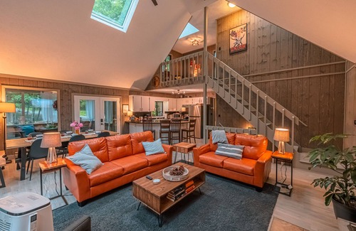 Gouldsboro Chalet De Esquí | Gorgeous New Mountain Chalet in Pocono Mts 4 Bdrm/Fire Pit/Game Room