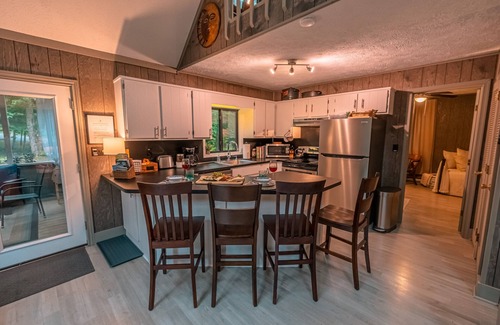 Gouldsboro Chalet De Esquí | Gorgeous New Mountain Chalet in Pocono Mts 4 Bdrm/Fire Pit/Game Room