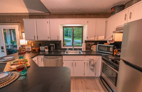 Gouldsboro Chalet De Esquí | Gorgeous New Mountain Chalet in Pocono Mts 4 Bdrm/Fire Pit/Game Room