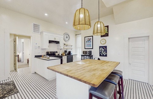 Old Town Eureka Casa | Hermosa casa recientemente renovada que consta de dos alquileres separados