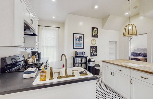 Old Town Eureka Casa | Hermosa casa recientemente renovada que consta de dos alquileres separados
