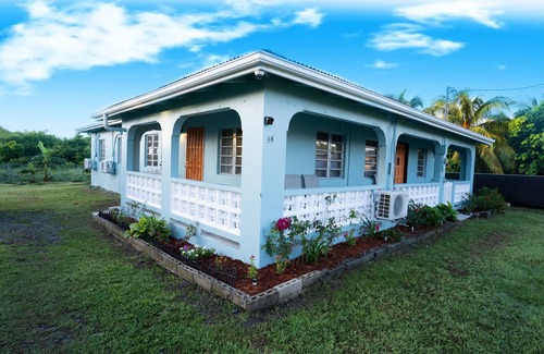 Estate Upper Love Casa | Gorgeous Newly Renovated Home Centrally Located, Minutes From Shopping & Beaches