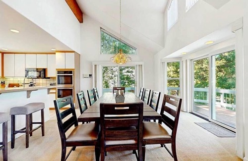 Truckee Casa | Hermosa casa de Northstar con una mesa de ping pong, chimenea de gas y bañera de hidromasaje.