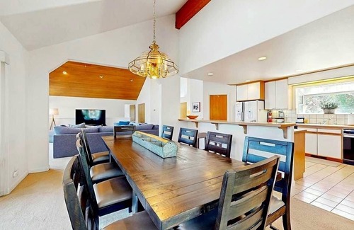 Truckee Casa | Hermosa casa de Northstar con una mesa de ping pong, chimenea de gas y bañera de hidromasaje.