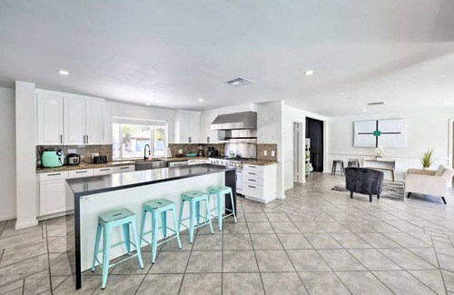 Deepwell Estates Casa | Gorgeous Open Layout in DeepWell Estates! Mountain Views and more!