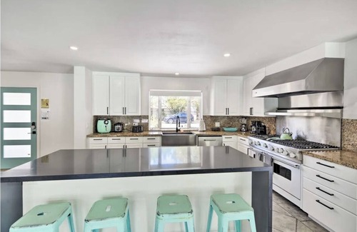 Deepwell Estates Casa | Gorgeous Open Layout in DeepWell Estates! Mountain Views and more!