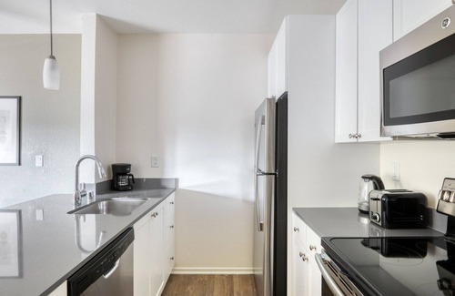 Pasadena Apartamento | Gorgeous Pasadena 1BR w/ Gym & Pool, nr Colorado Ave, by Blueground