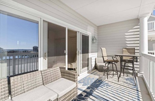 Bethany Beach Casa | Gorgeous Pet-Friendly Bay Front Bethany Beach Townhouse Parking & Pool