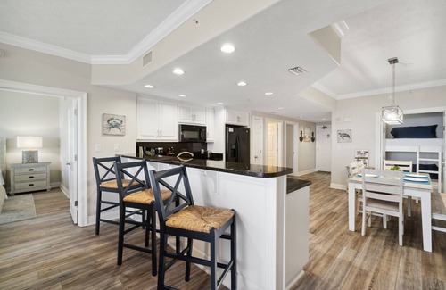 Lower Grand Lagoon Condominio | Gorgeous Pet Friendly Condo Directly on the Beach