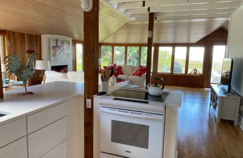 Slaughter Beach Cabaña | GORGEOUS, RECENTLY RENOVATED, WATERFRONT COTTAGE