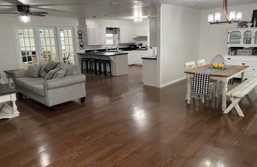 Canton Otro | Gorgeous remodeled farmhouse 8 miles from Canton market.