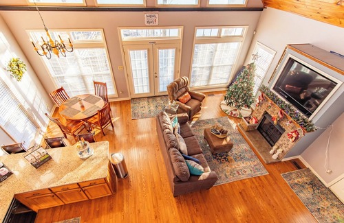 Morris Chapel Cabina | Gorgeous River Cabin King Beds Hot Tub Kayaks Fire Pit.