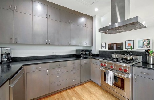 South of Market Cabaña | Gorgeous SF 2-Bedroom 2-Bathroom Cottage, 2-Car Garage, Sun Deck & Patio in SoMa