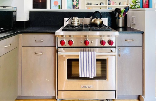 South of Market Cabaña | Gorgeous SF 2-Bedroom 2-Bathroom Cottage, 2-Car Garage, Sun Deck & Patio in SoMa