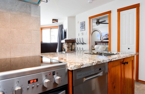 East Kootenay Complejo | Gorgeous Slopeside Upper Village Ski In/ Ski Out