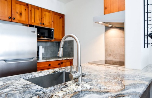 East Kootenay Complejo | Gorgeous Slopeside Upper Village Ski In/ Ski Out