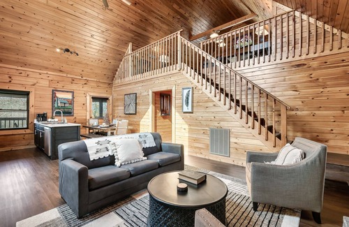 Sevierville Cabina | Gorgeous Smoky Mtn Views w/HOT TUB. Pet Friendly!