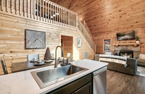 Sevierville Cabina | Gorgeous Smoky Mtn Views w/HOT TUB. Pet Friendly!