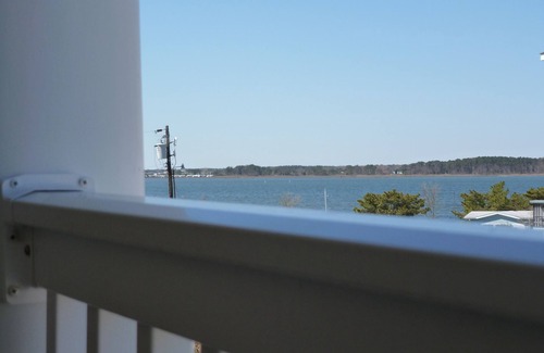 Fenwick Island Casa | ¡Maravilloso! Pasos a la playa, la bahía, la piscina! 2 Master Suites! Vistas de la bahía, hermosa casa!