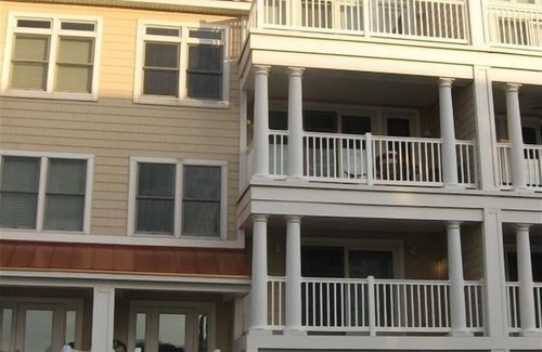 Fenwick Island Casa | ¡Maravilloso! Pasos a la playa, la bahía, la piscina! 2 Master Suites! Vistas de la bahía, hermosa casa!