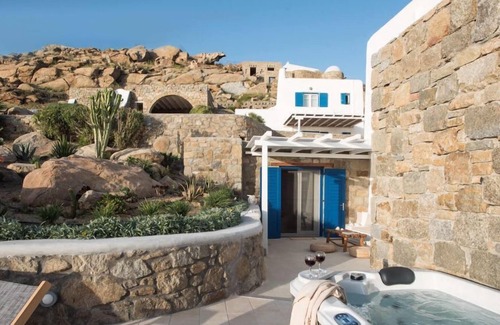 Agios Stefanos Casa | Gorgeous Studio with Jacuzzi in Cycladic Architecture Overlooking the Aegean