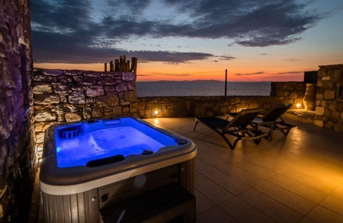 Agios Stefanos Casa | Gorgeous Studio with Jacuzzi in Cycladic Architecture Overlooking the Aegean