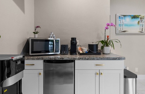Wilton Manors Apartamento | Gorgeous suite with private pool access and minutes to Wilton Drive!!