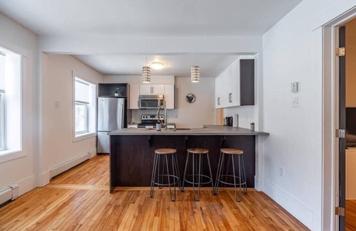 Bedford Apartamento | Gorgeous & Sunny Executive Suite, AC