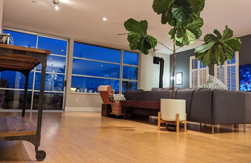 Potrero Hill Condominio | Gorgeous, top floor home with incredible views and great location.