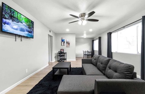 Las Vegas Casa | Gorgeous Two Bedroom! Sleeps 6! Close to Strip!