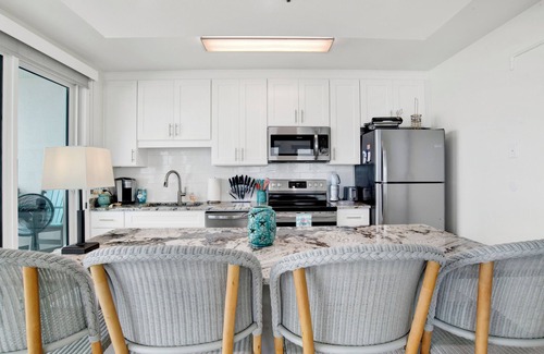Orange Beach Condominio | Gorgeous Upscale Remodel -LARGE 3 BEDROOM-Oceanfront Corner Condo - Dog Friendly