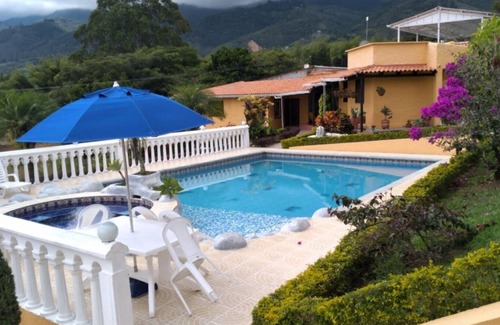 Calima Casa | Gorgeous Vacation Home, Beautiful Mountain and Lake Views