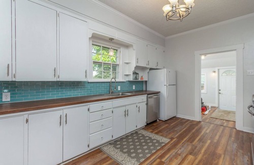 Lebanon Casa | Gorgeous Victorian home 40min from Lake Ozarks!!